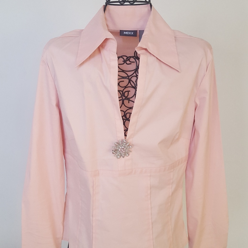 Mexx blouse with rhinestone pin